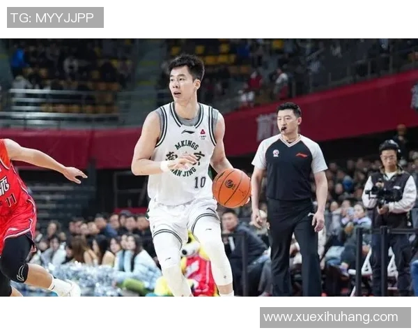 南京同曦郭昊文崭露头角展现篮球才华引发球迷热议与期待